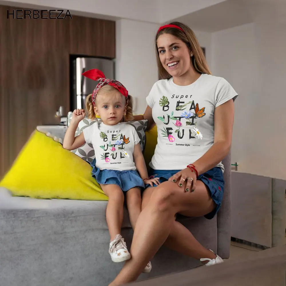 Еднакви комплекти за семейството, тениска с къс ръкав и цветна принтом, е един и същ дрехи за майка и дъщеря, дрехи за мама и мен, семеен начин на Изображение 4