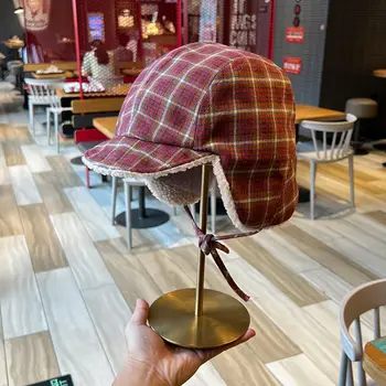Ретро Клетчатая шапка Лей Фън, Нова, топла шапка за защита на ушите, произведено от овче руно за мъже и жени, Градинска шапка пилот